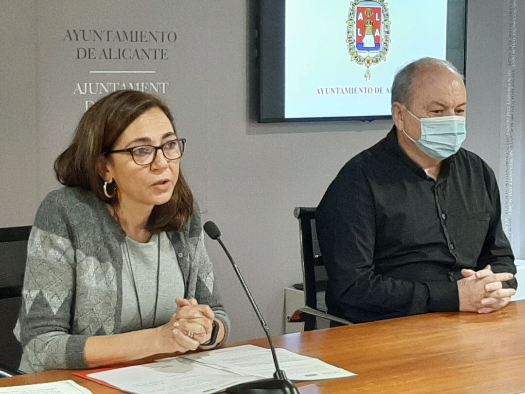 La edil socialista, Trini Amorós, durante la rueda de prensa