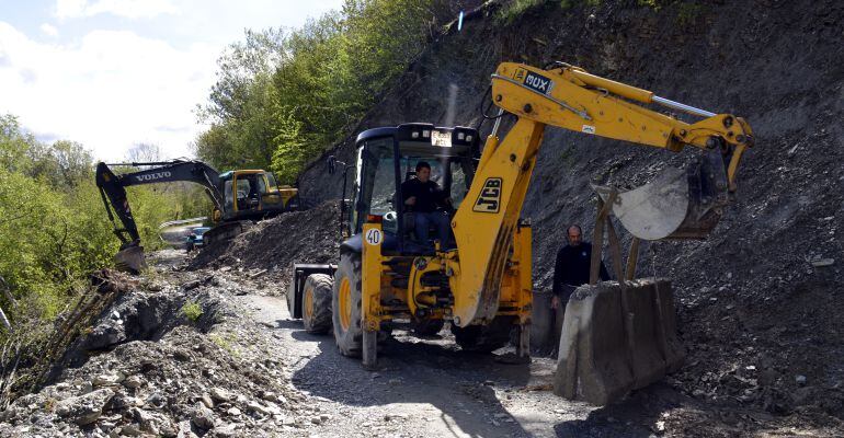 Màquines treballant per obrir un pas d'emergència al maig, després de l'esllavissada en l'accés a Baiasca.