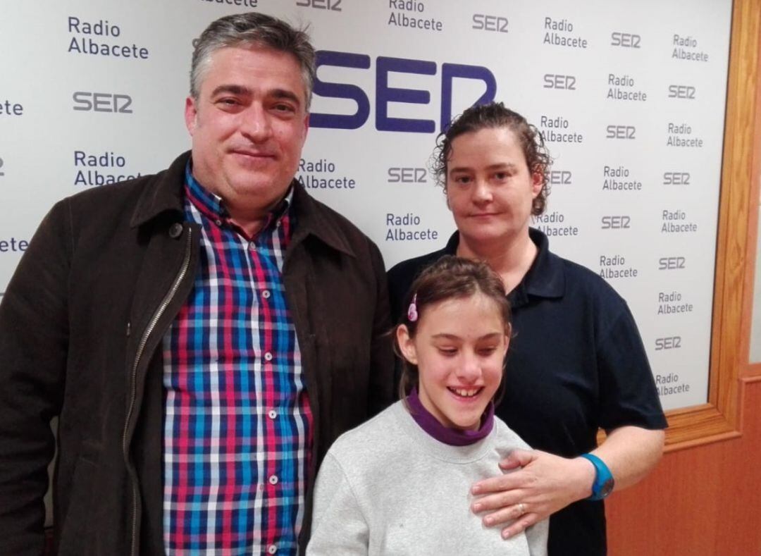 Cristina Landete y sus padres en los estudios de Radio Albacete