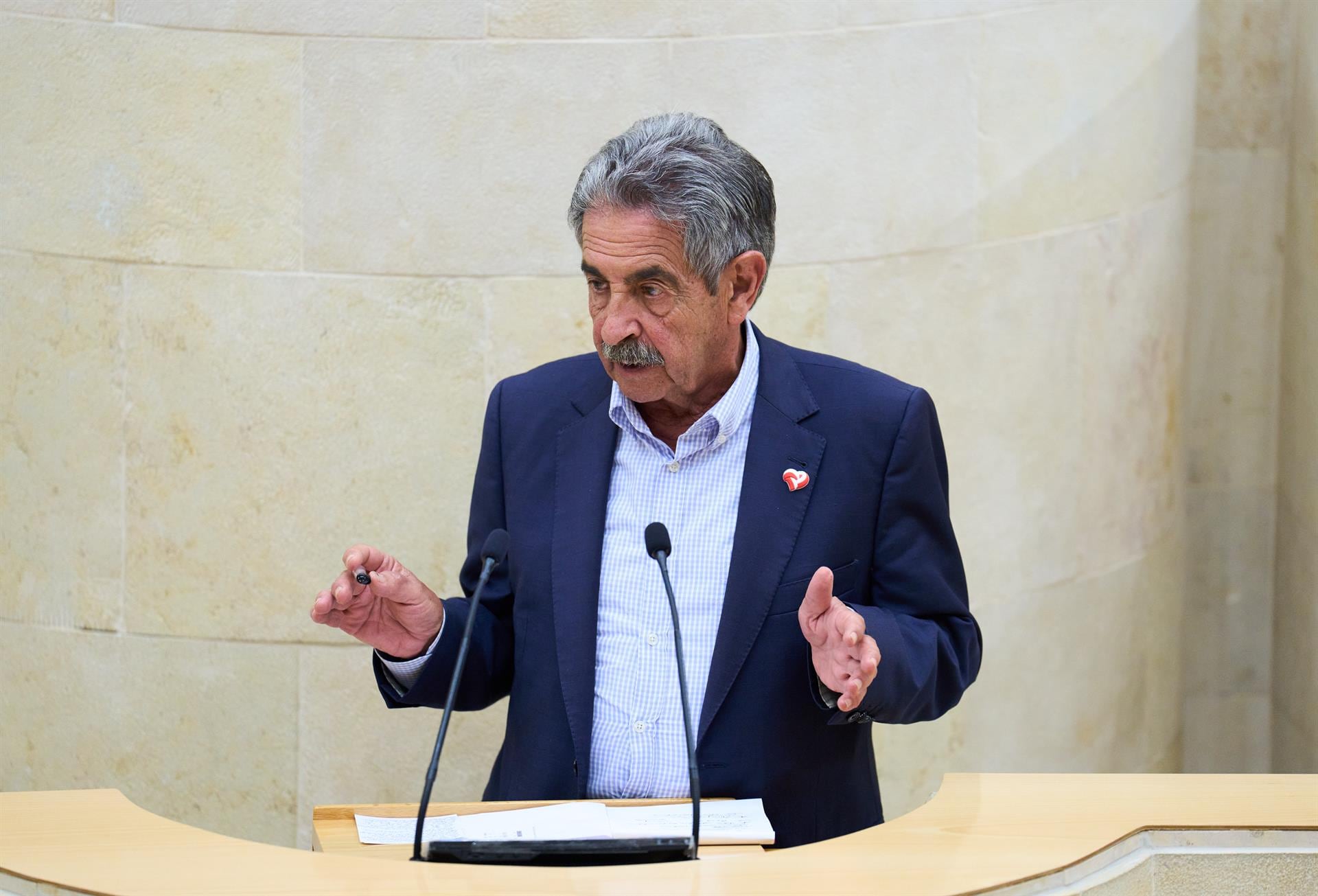 El presidente de Cantabria, Miguel Ángel Revilla, en el Pleno del Parlamento. Foto de archivo. Europa Press - Archivo