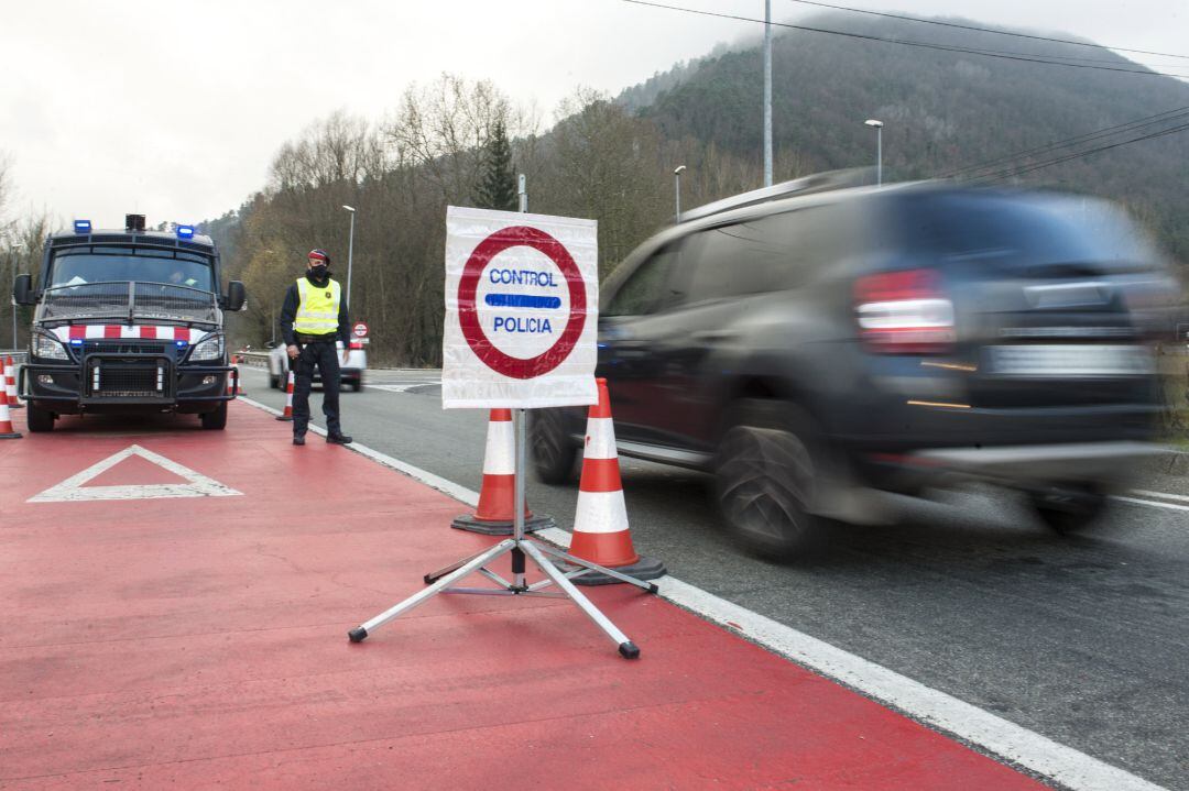 Un Mosso d&#039;Esquadra durante el control policial por el confinamiento perimetral en la C-17 a la entrada de Ripoll