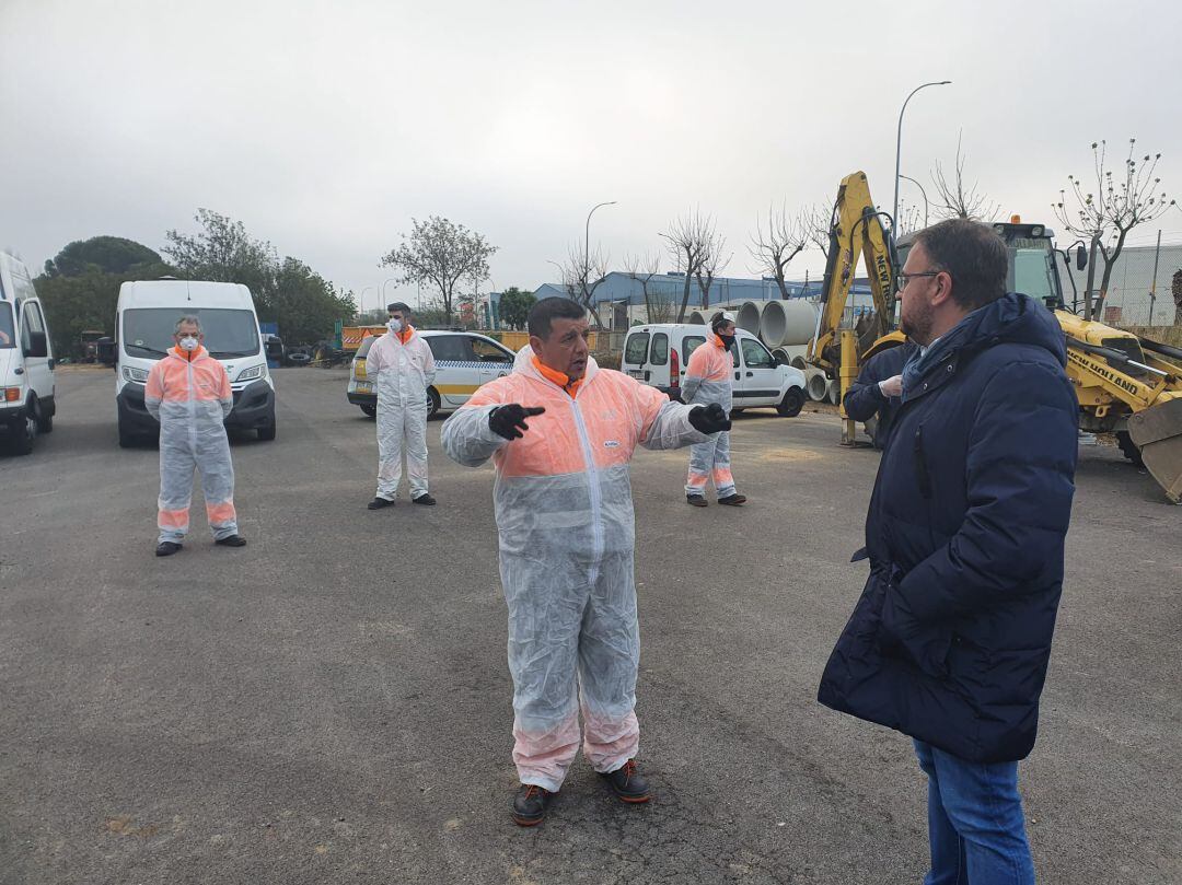 El alcalde de Mérida con los tractoristas voluntarios que desinfectan la ciudad