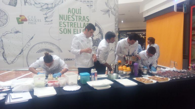 Alumnos de FP Básica Adaptada de Restaurante y Bar del C.E.E Raquel Payá de Dénia preparando el desayuno.