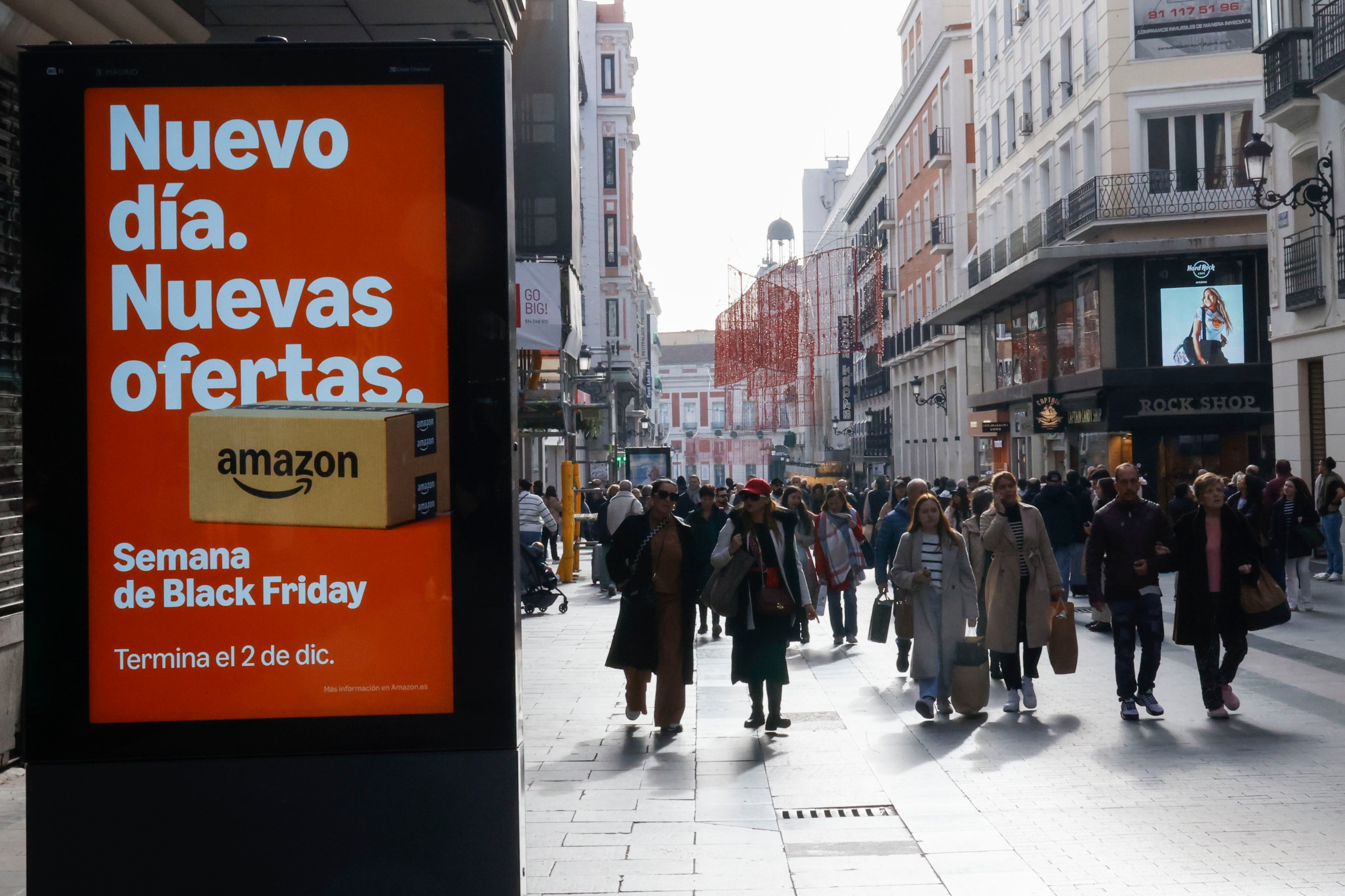 MADRID, 29/11/2024.- Un anuncio de ofertas y descuentos en Madrid con motivo del &#039;Black Friday&#039;, que se celebra este viernes y que marca en España el arranque de la temporada más intensa para el comercio minorista, que incluye las fiestas navideñas y las posteriores rebajas, un periodo en el que el sector espera impulsar sus ventas, estancadas en lo que va de año. EFE/ Blanca Míllez
