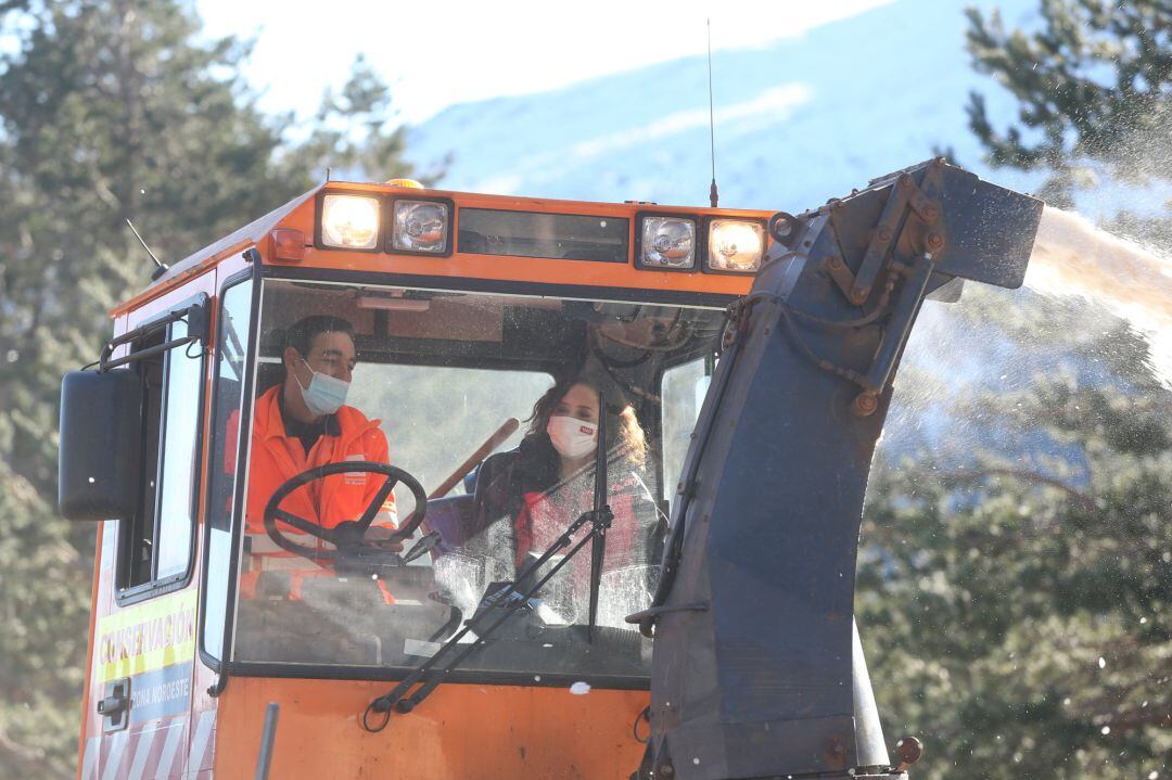 La presidenta de la Comunidad de Madrid, Isabel Díaz Ayuso, en una máquina quitanieves durante el dispositivo del Plan de Inclemencias Invernales.