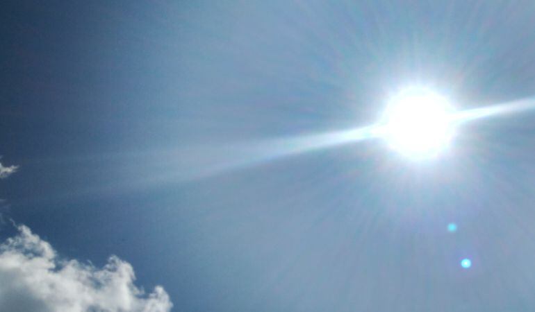 El protegerse del sol es una de las recomendaciones básicas ante las olas de calor