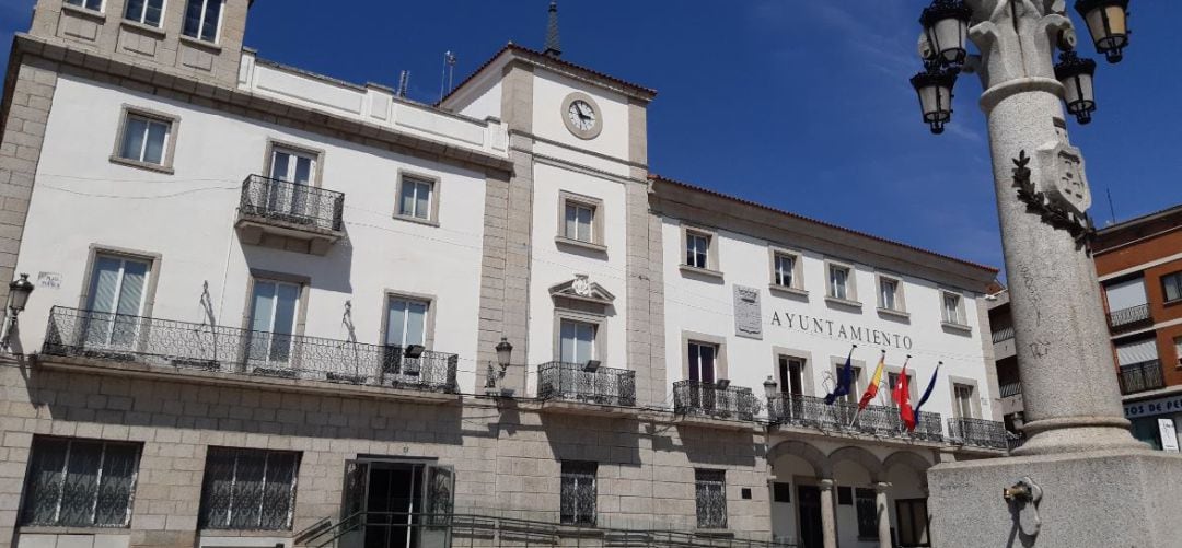 Fachada y plaza del consistorio de Colmenar Viejo