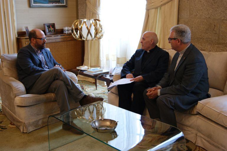 El regidor compostelano, Martiño Noriega, durante la reunión con el deán, Según Pérez, y el director de la Fundación Catedral, Daniel Lorenzo