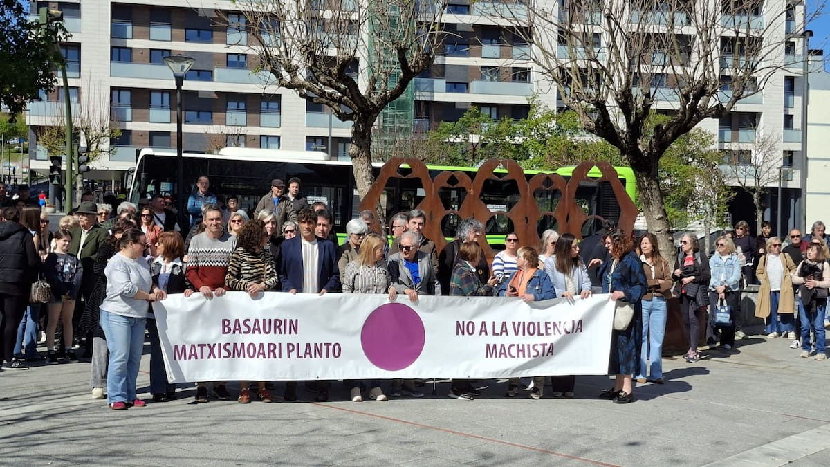 Más de un centenar de personas secundan la concentración para condenar el presunto crimen machista de Basauri