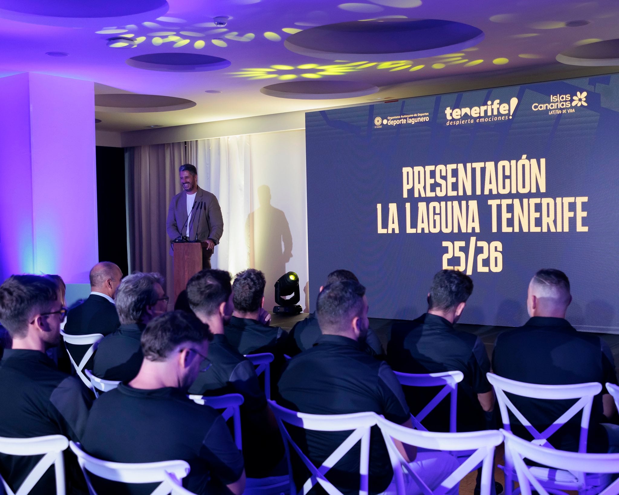 Luis Yeray Gutiérrez, alcalde de San Cristóbal de La Laguna, durante la presentación de la temporada y la plantilla del La Laguna Tenerife 2025-2026.