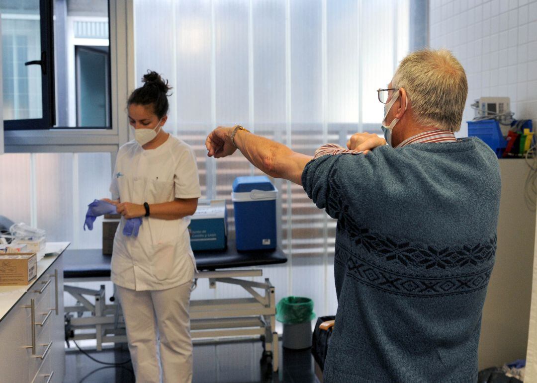 Profesional sanitario vacunando.