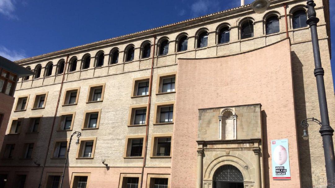 Vista de la fachada de la sede de la Escuela Oficial de Idiomas de Pamplona