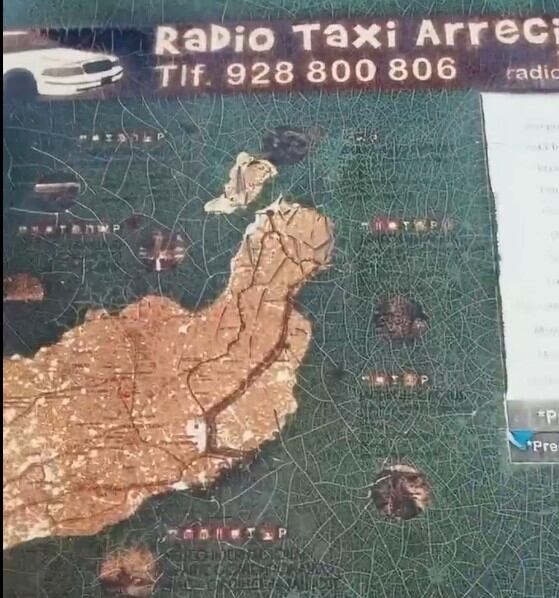 Estado de una marquesina con información sobre el servicio del taxi en Arrecife, Lanzarote.