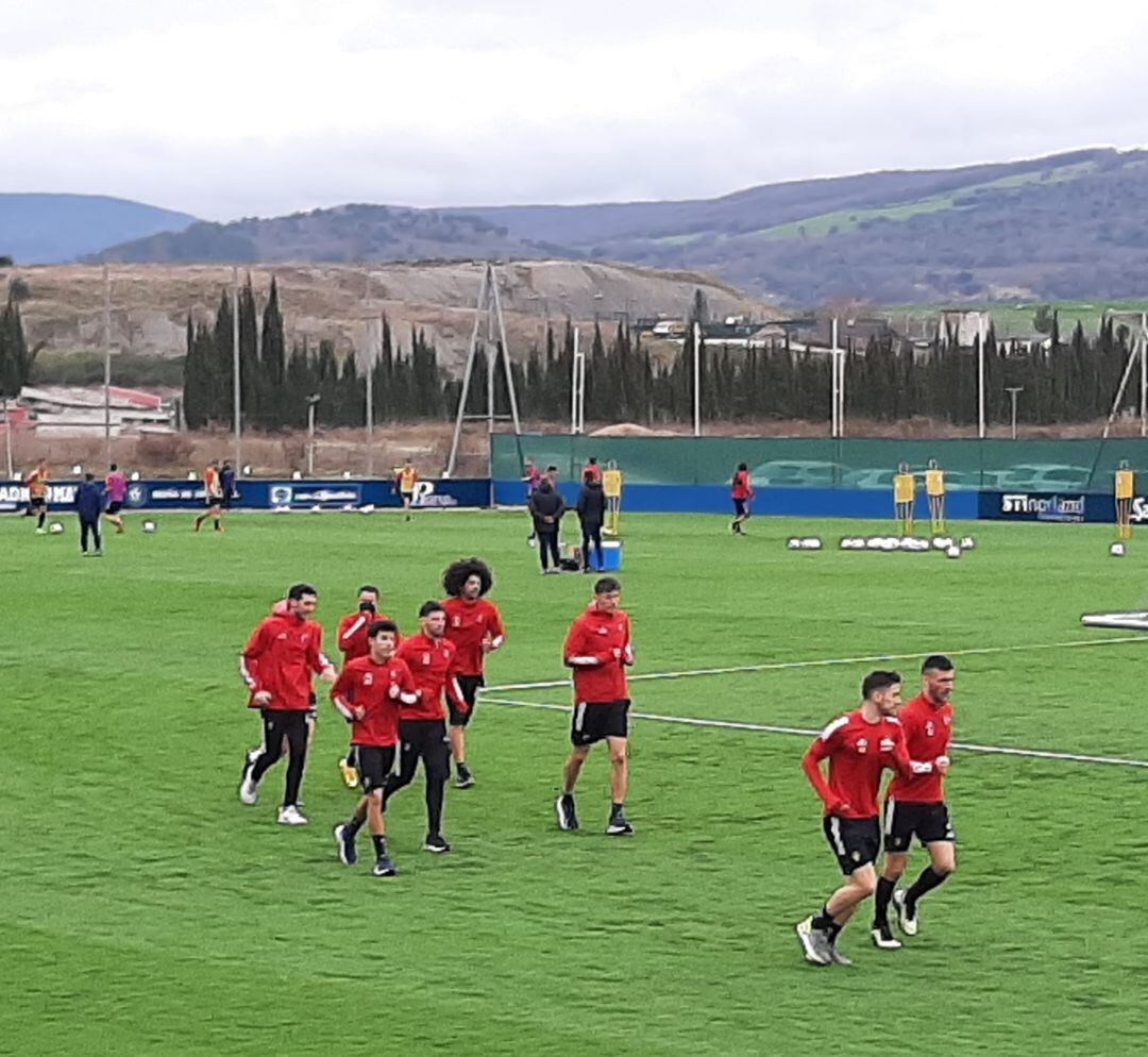 La plantilla de Osasuna en el entrenamiento en Tajonar mientras se lanzaban los cohetes para celebrar la victoria ante el Eibar