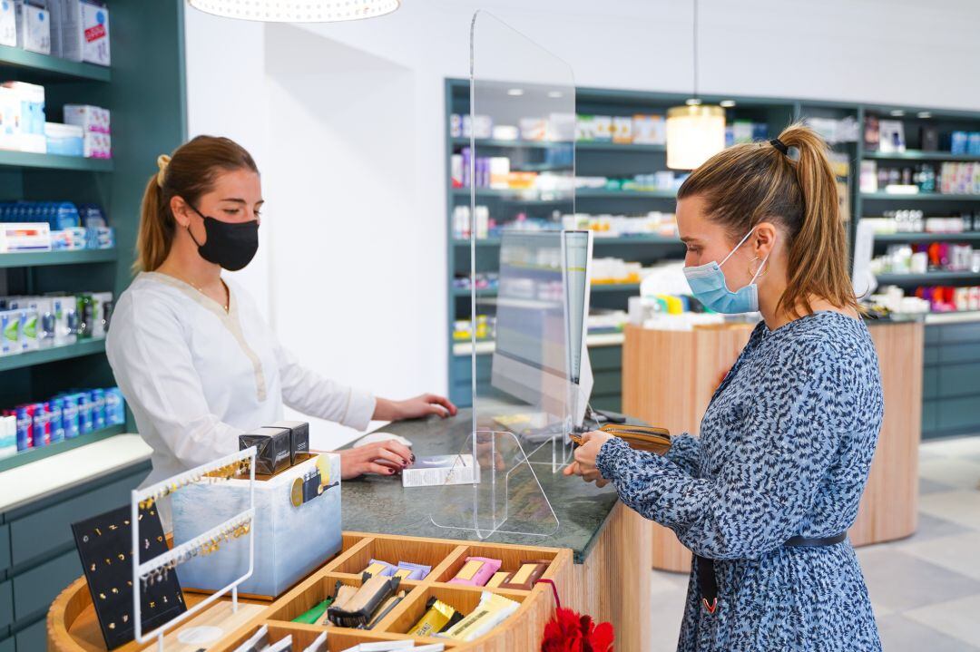 Comprando en una farmacia de Marbella (Málaga).