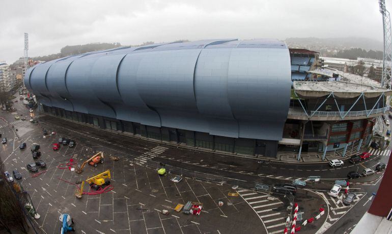 El estadio municipal de Balaídos, con desperfectos en parte de la estructura de la grada a cauda del temporal, donde se ha suspendido el partido de mañana entre el Celta y el Real Madrid