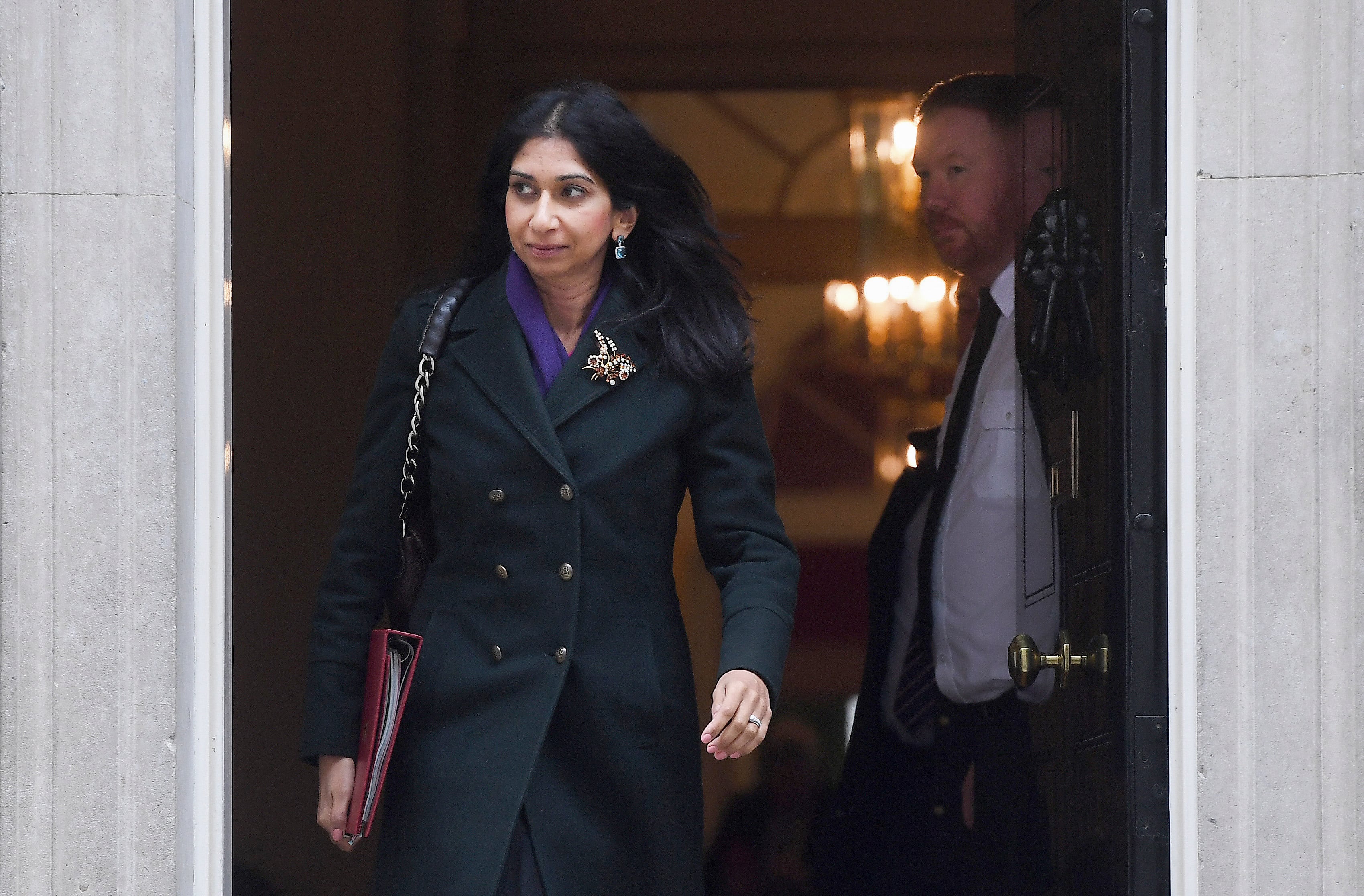 La ministra del Interior cesada, Suella Braverman, a su salida de Downing Street