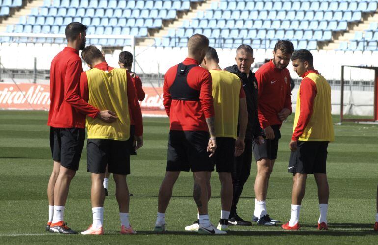 Los jugadores atentos a Lucas.