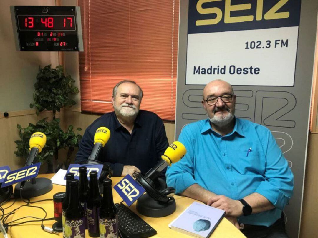 Foto de archivo de los escritores José Luis Labad y Gonzalo Arjona