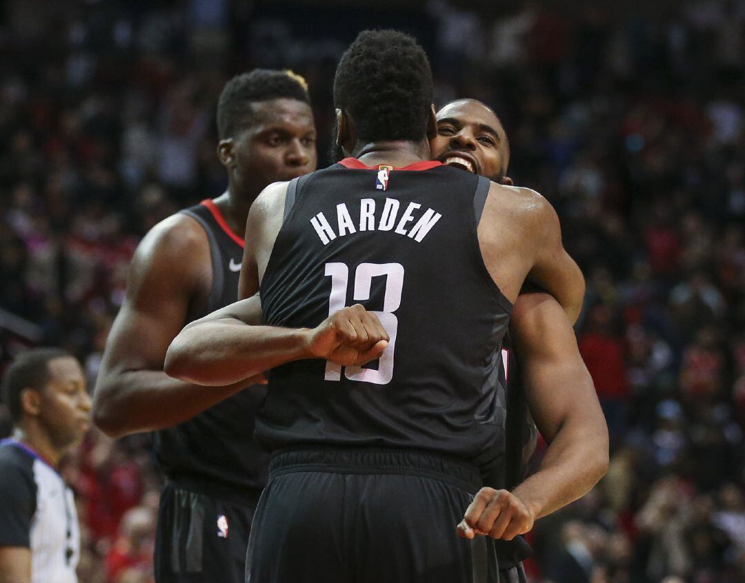 Harden celebrando la victoria con Chris Paul