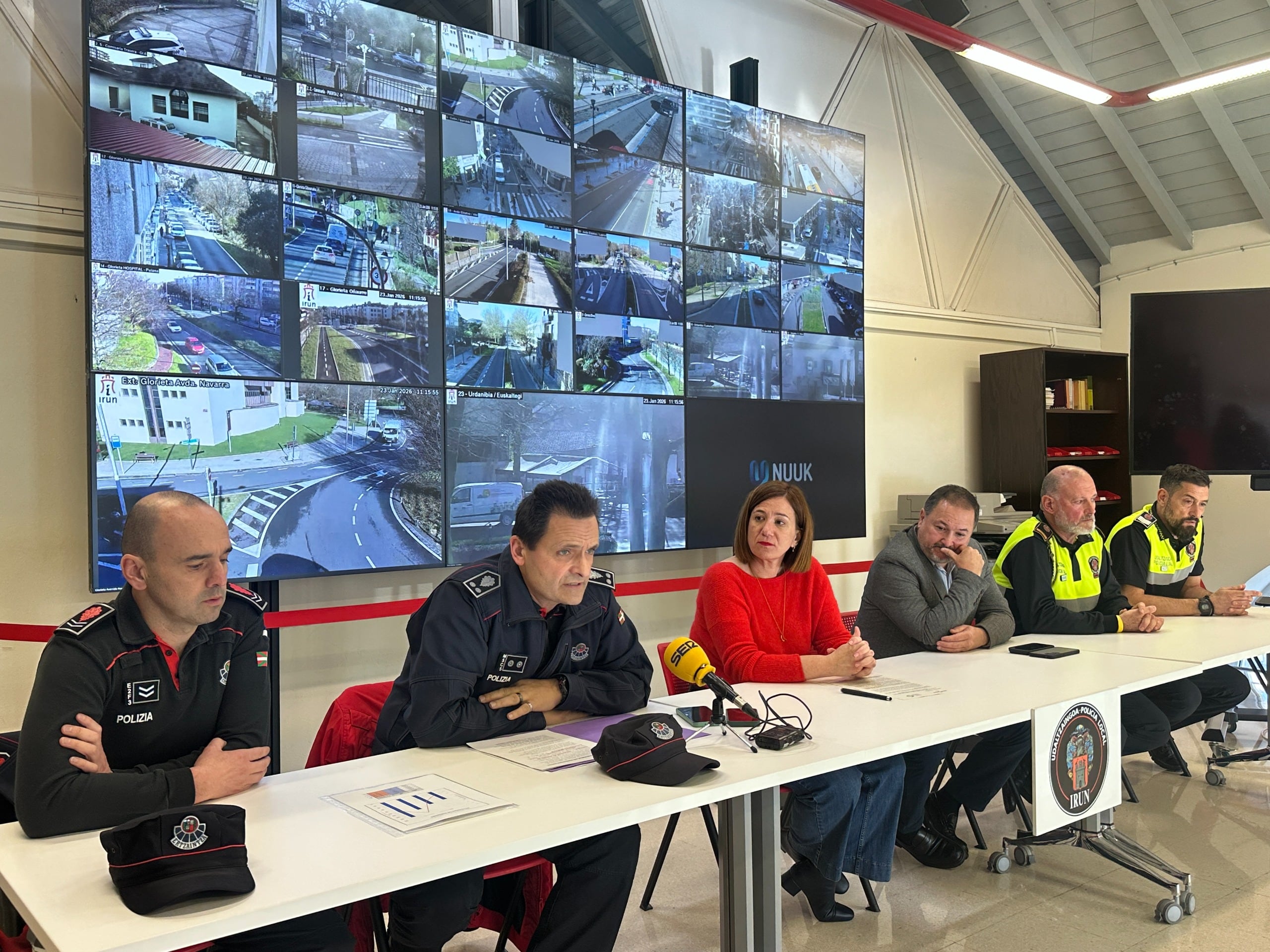 Agentes de la Ertzaina y de la Policía Local junto a la alcaldesa de Irun, Cristina Laborda y el delegado de Seguridad, Iñigo Bergés.