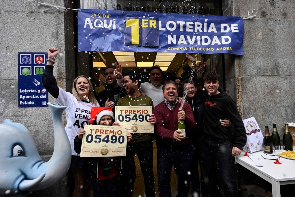 Ganadores de la Lotería de Navidad celebran el premio.