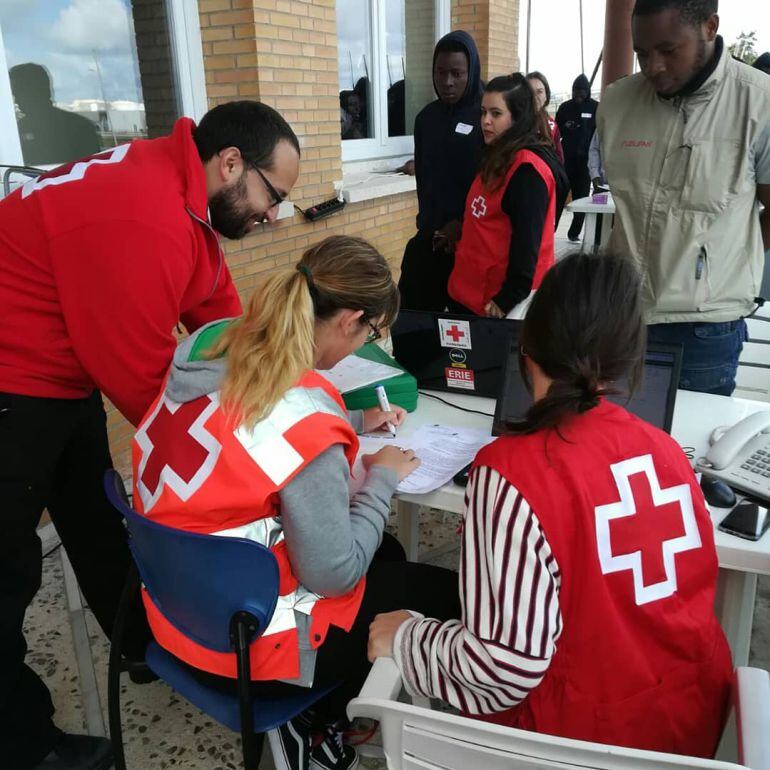 Atención a inmigrantes por Cruz Roja Española en Cádiz