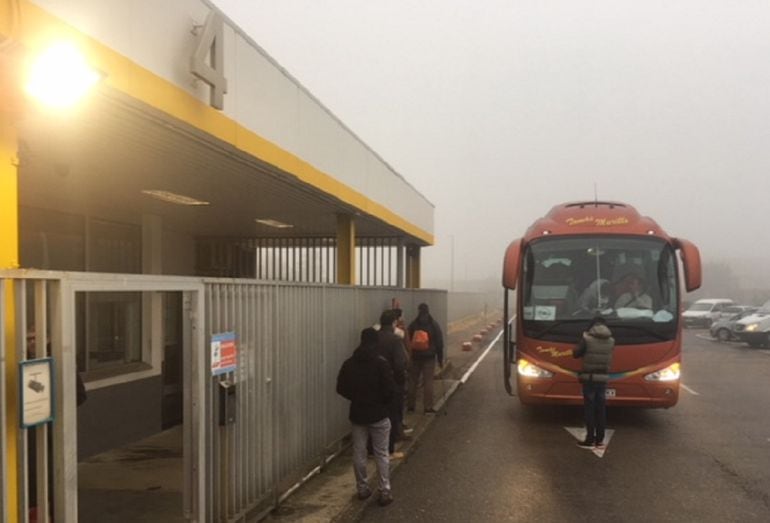 Llegada de trabajadores a la planta de Opel