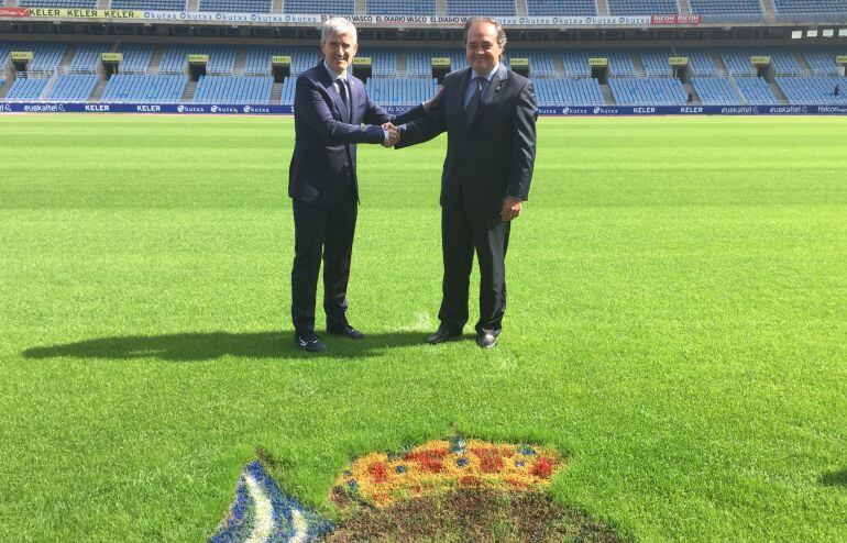 Olabe y Jokin Aperribay posan sobre el césped de Zubieta