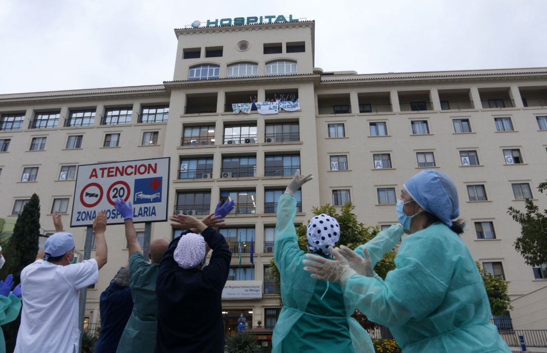 Aplauso sanitario en Málaga por el trabajo de los hospitales en la pandemia sufrida por la COVID-19.