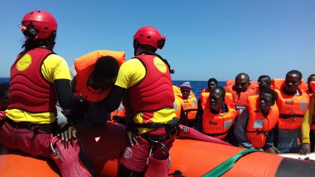 Rescate de náufragos por el Golfo Azzurro.