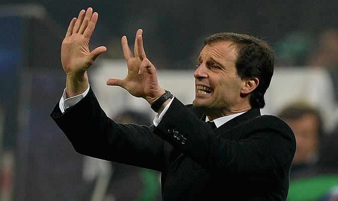 Allegri da indicaciones a sus jugadores durante su etapa en el Milan