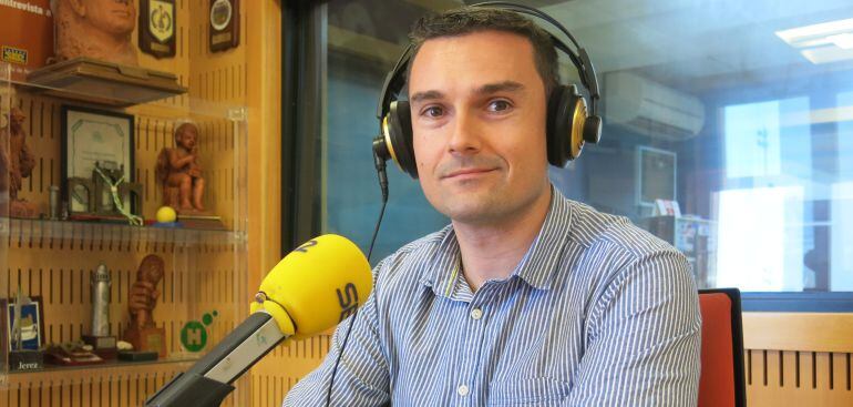 El concejal de Movilidad, Martín Vila, en los estudios de Radio Cádiz