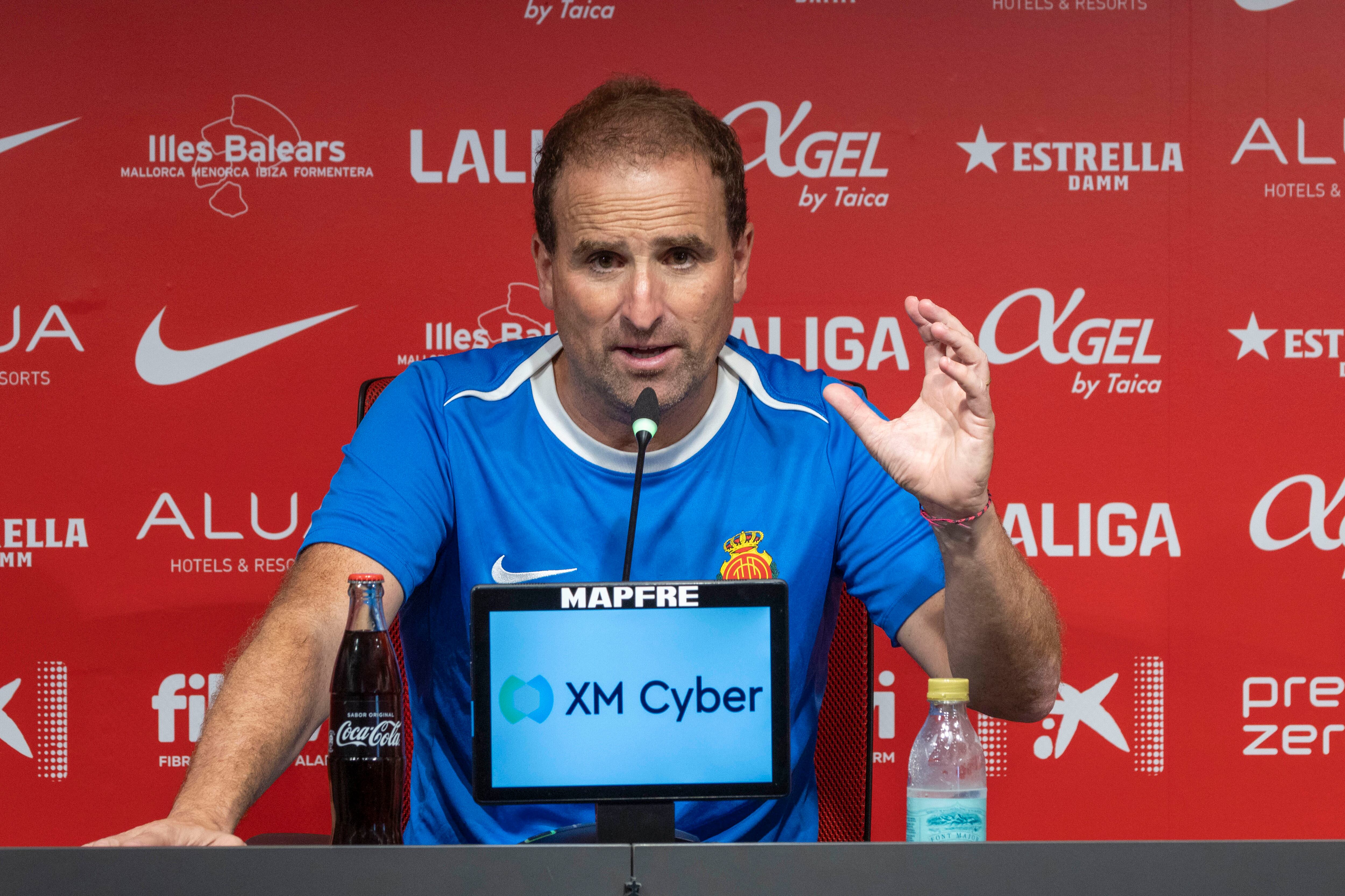 PALMA DE MALLORCA, 17/10/2025.- El entrenador del Mallorca, Jagoba Arrasate, durante la rueda de prensa ofrecida este viernes, previa al partido de Liga que mañana disputarán frente al Sevilla. EFE/CATI CLADERA
