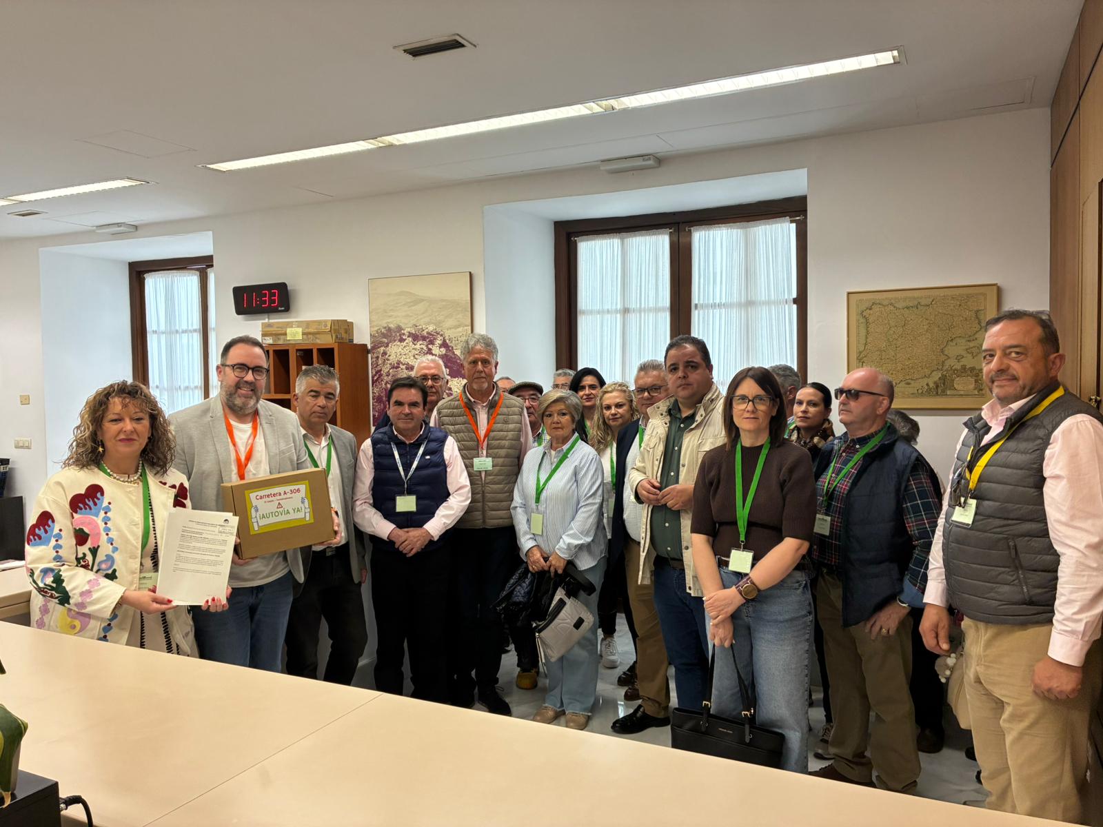 Integrantes de la Plataforma Ciudadana de la A306 durante la entrega de las firmas en el Parlamento Andaluz.