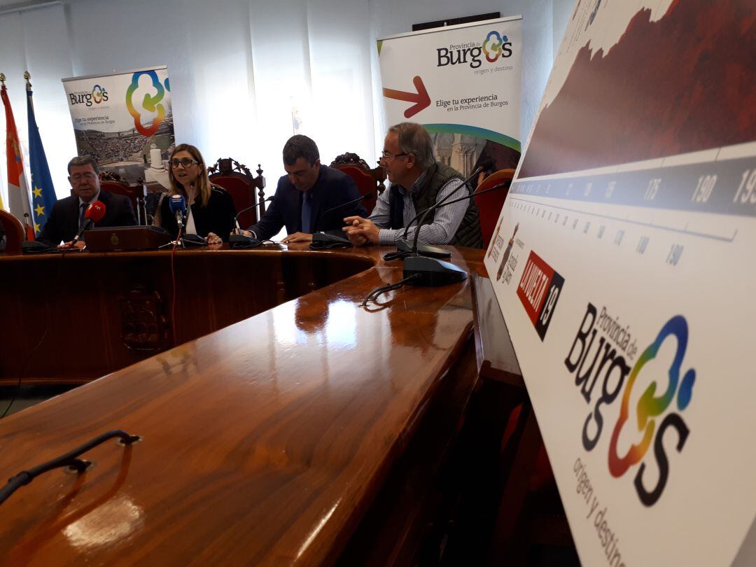 César Rico (i), Raquel González, Javier Guillén y Ángel Carretón durante el acto de presentación de la 17ª etapa de la Vuelta a España en el salón de plenos del Ayuntamiento de Aranda de Duero.