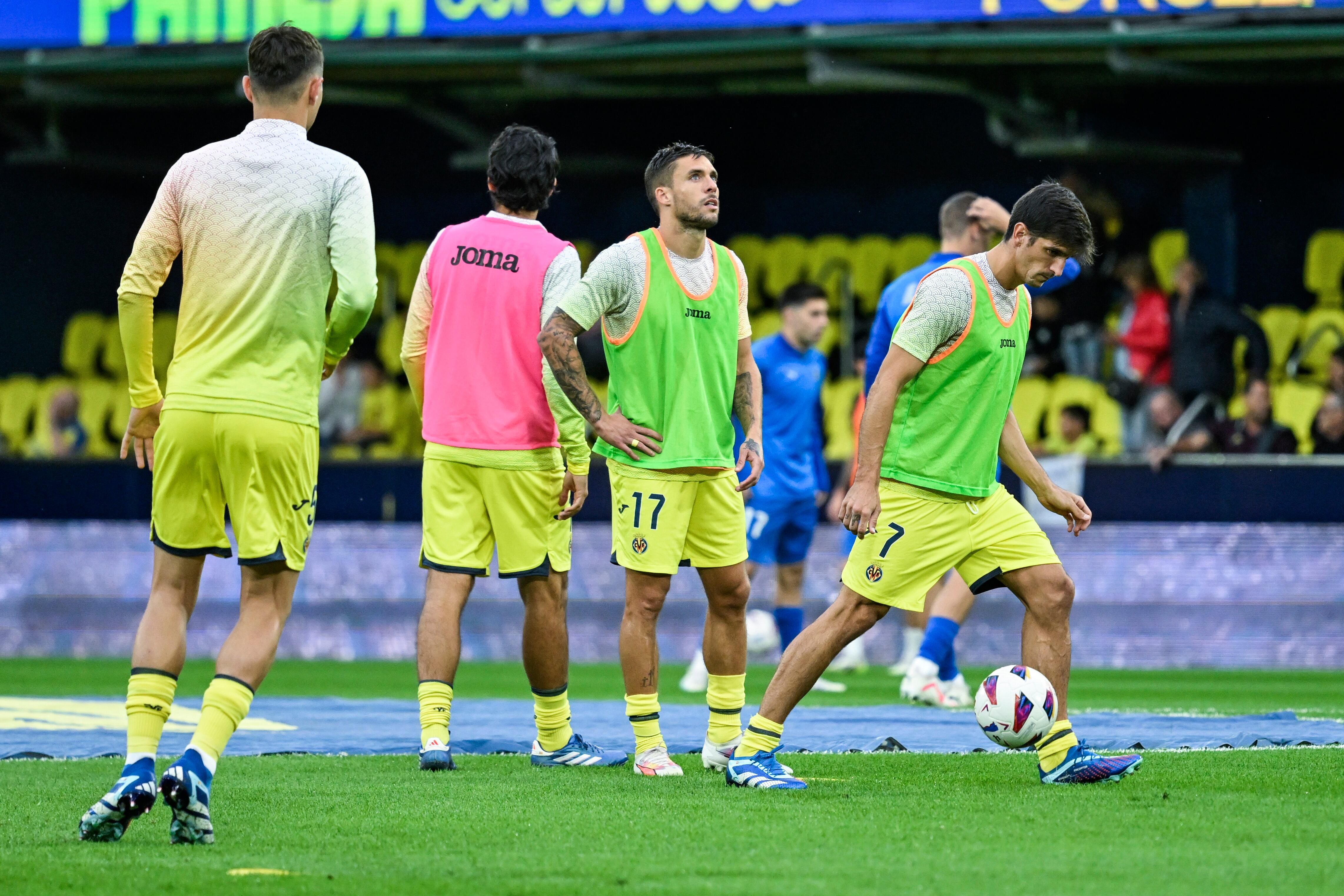 VILLARREAL, 22/10/2023.- Los jugadores del Villarreal realizan el calentamiento previo al partido de la jornada 10 de Liga de Primera División disputado entre el Villarreal y el Alavés en el estadio de La Cerámica, en Villarreal.- EFE/Andreu Esteban
