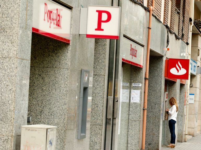 Una oficina del Banco Popular junto a un cajero del Santander 