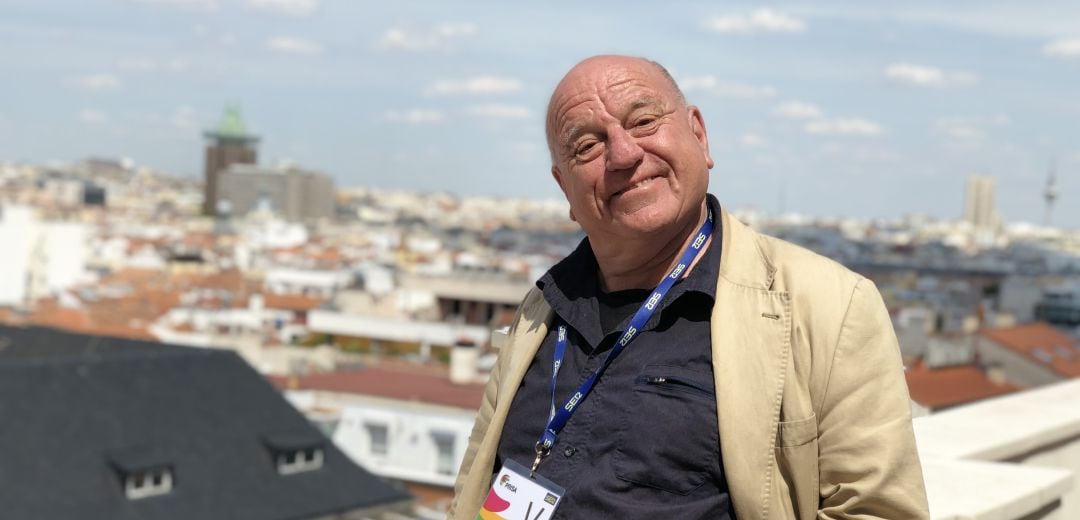 Leo Bassi en la terraza de la Cadena SER