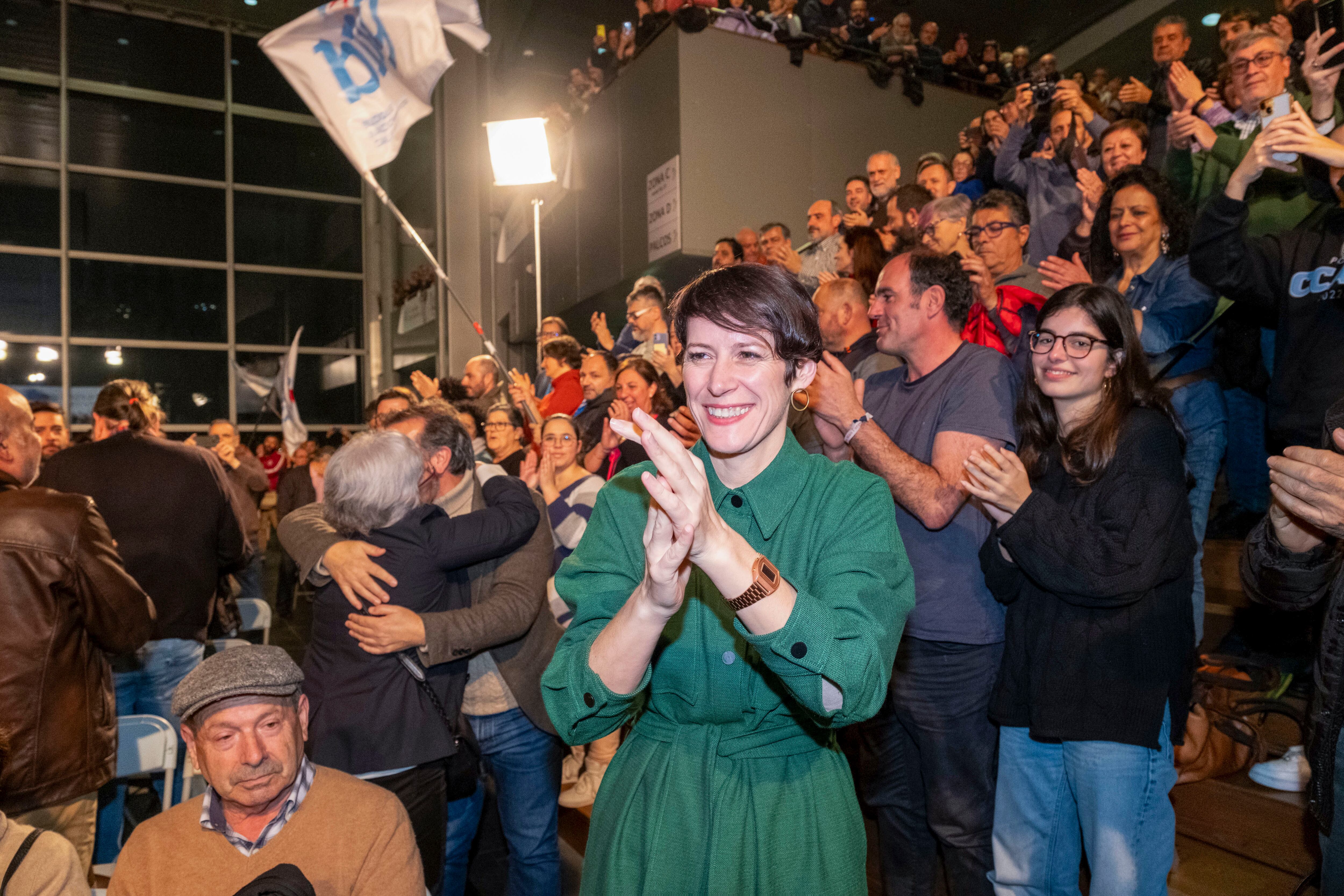 La candidata del BNG a la presidencia de la Xunta, Ana Pontón (c), a su llegada al mitin electoral celebrado este jueves en el Auditorio Mar de Vigo, en Pontevedra.