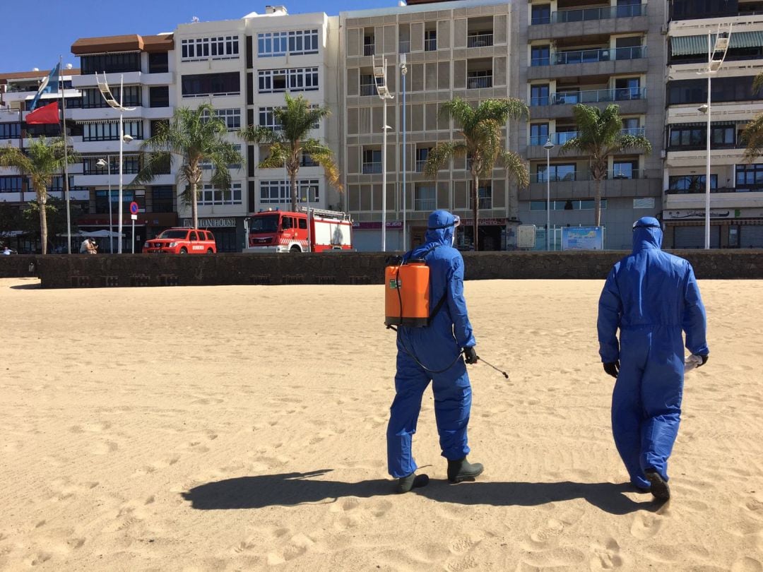 Supervisión y desinfección en la playa del Reducto.