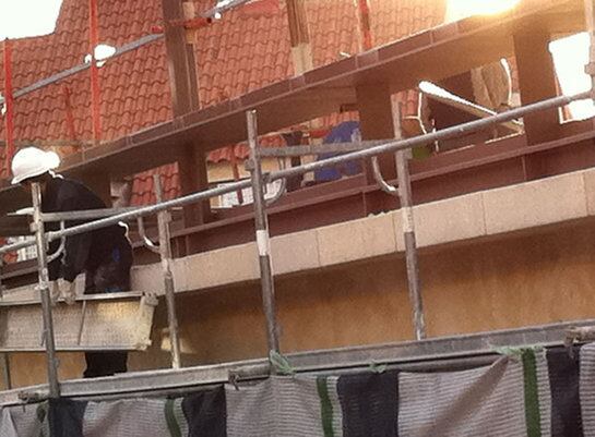 Imagen 1.  Trabajador en un tercer piso sin arnés