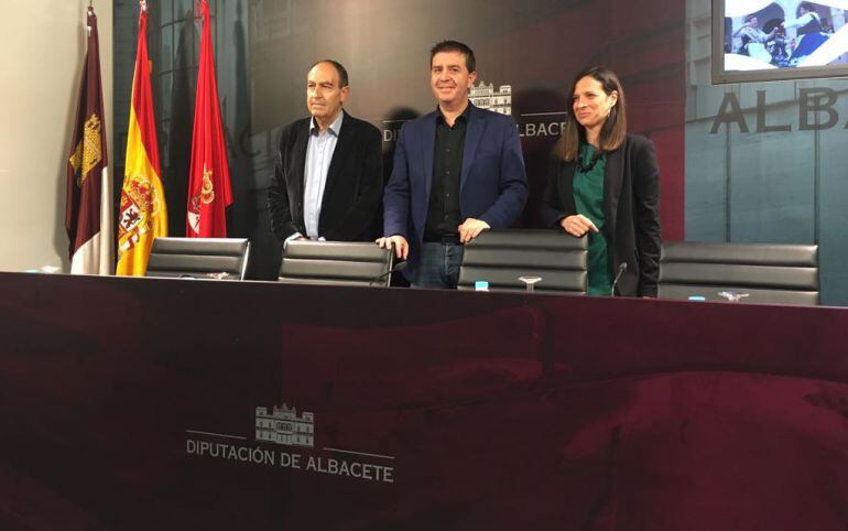 Nicolás Merino, director provincial de Economía, Empresas y Empleo; Santiago Cabañero, presidente de la Diputación y Raquel Ruiz, diputada de Turismo