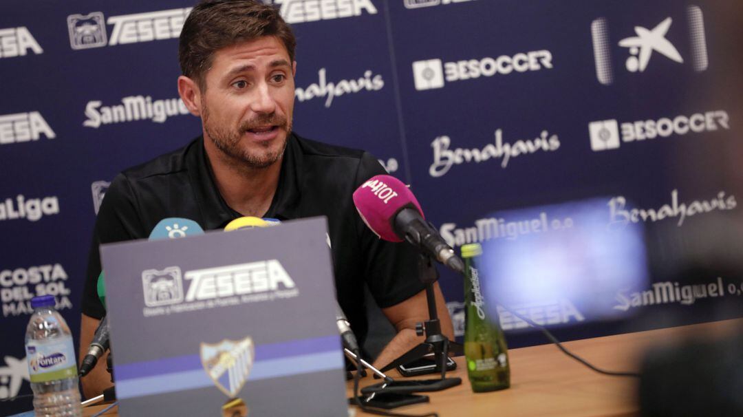 Víctor contesta una pregunta en su comparecencia de prensa