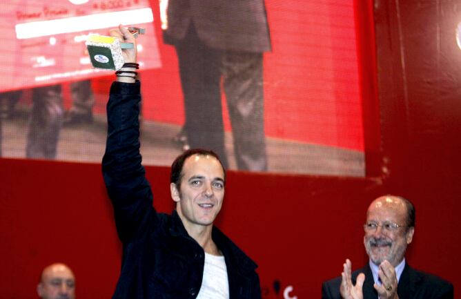 Pedro Martino muestra el trofeo del primer premio del concurso nacional de pinchos ante el alcalde de Valladolid