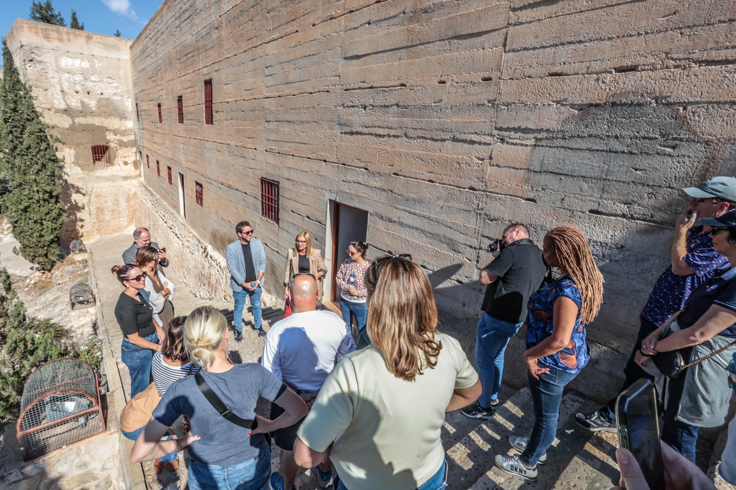 La alcaldesa de Petrer, Irene Navarro; y el concejal de Turismo de Petrer, David Morcillo; han estado presentes en la jornada