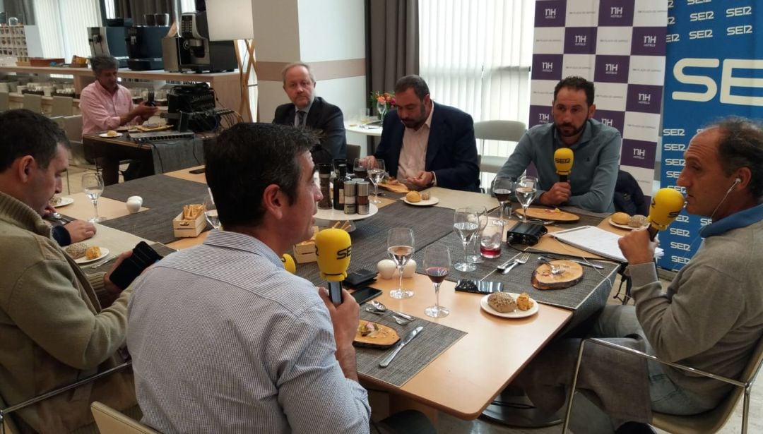 Pablo Machín, a la derecha de Santiago Ortega, ha sido el protagonista de la tertulia de Libre y Directo