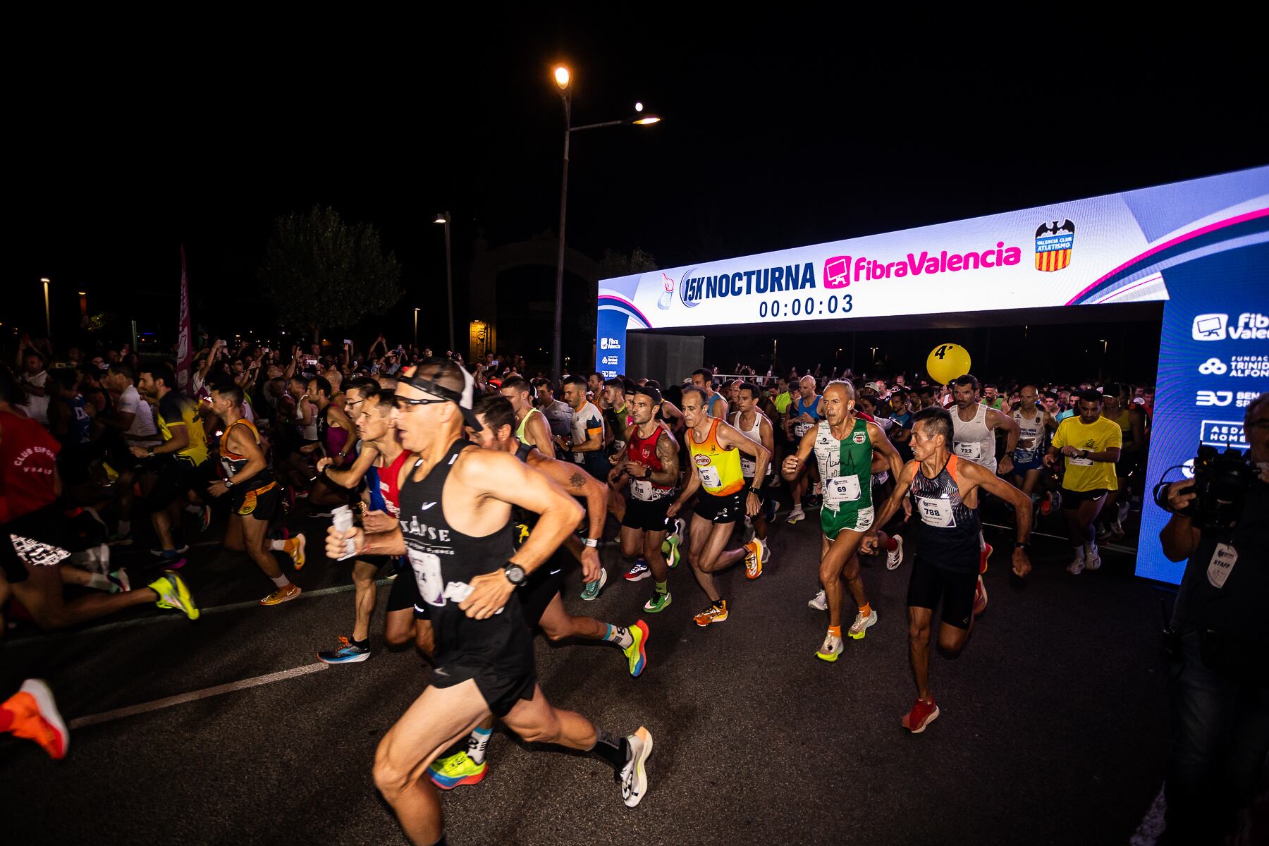 Éxito de público y corredores en el décimo aniversario de la 15K Nocturna FibraValencia