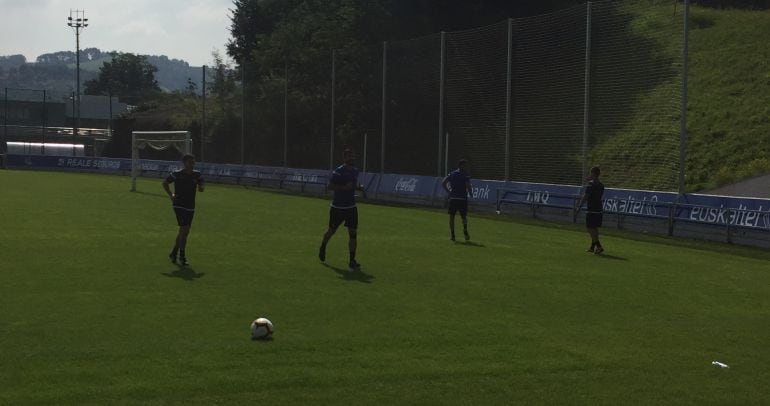 Los preparadores Alain Sola e Iñigo Almandoz trabajan con Agirretxe y Raúl Navas