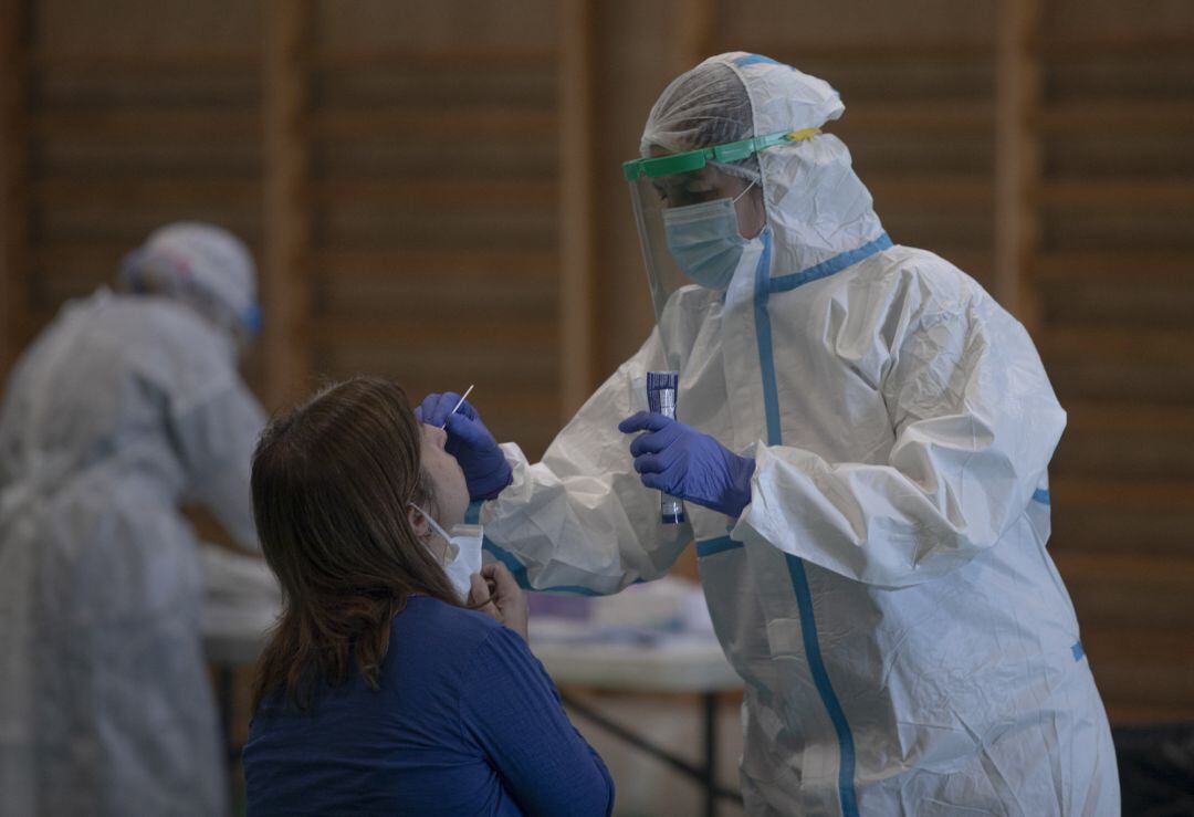 Sanitarios trabajando durante un cribado, en una imagen de archivo